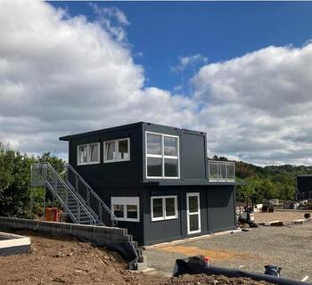 Mittelgroße Büroanlage in Schwarz