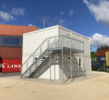 6er Baucontaineranlage von außen mit außenliegender Treppe
