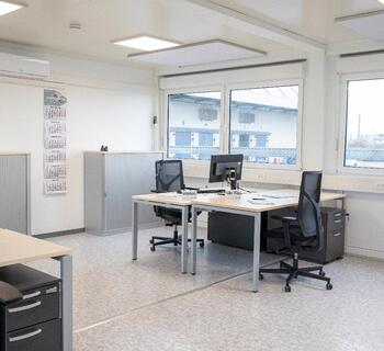 Bürocontainer von innen mit 2 Tischen