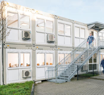 Große-Schulanlage-außenansicht