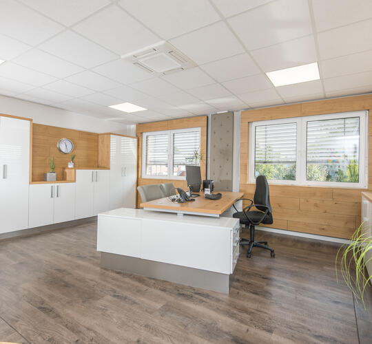 Innenansicht Bürocontainer mit Möbeln und Boden in Holzoptik als Lehrerzimmer - ELA Container