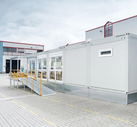 Außenansicht Küchencontainer mit Kantine und Außenrampe - ELA Container