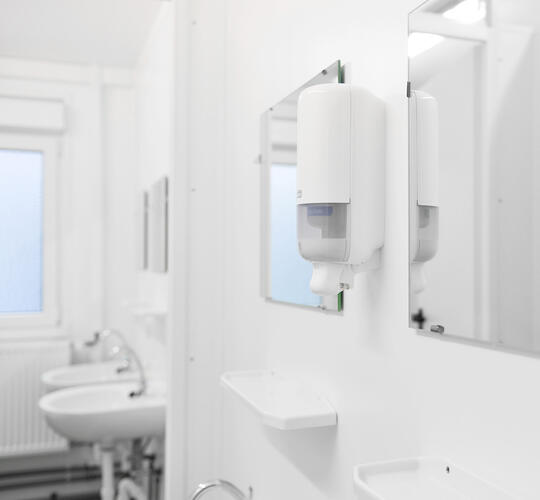 Innenansicht Sanitärcontainer mit Waschbecken und Spiegel - ELA Container