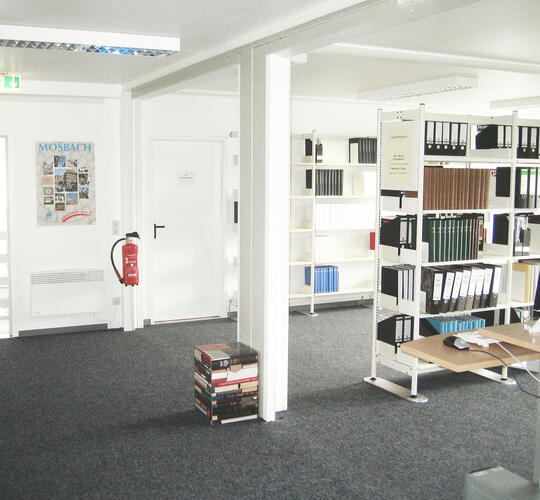 Innenansicht Bibliothek mit Bücherregal und PC im Schulcontainer - ELA Container