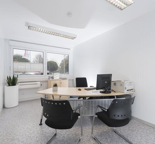 Innenansicht ausgestatteter Besprechungsraum Corona-Testcontainer