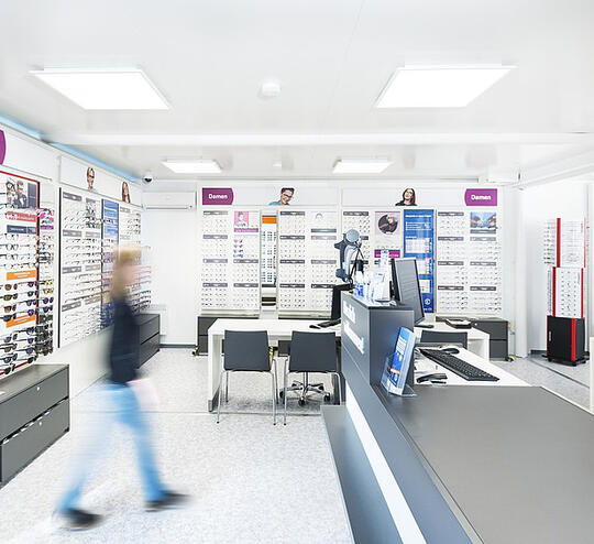 ELA Container - Großzügige und helle Räume aus Containern für Optiker