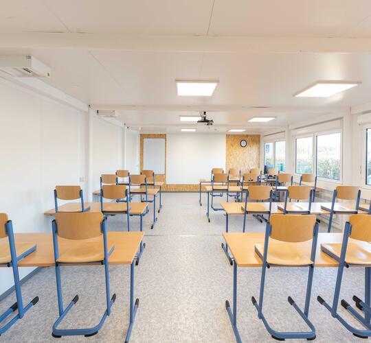 Heller, geräumiger Klassenraum aus Containern