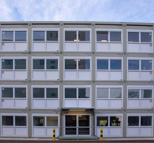 Vierstöckige ELA Containeranlage