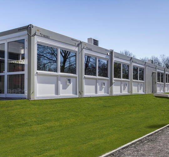 Schwimmbadanbau aus ELA Containern