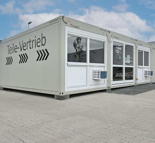 Autohaus aus ELA Containern