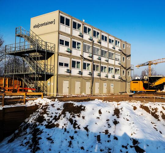 Vierstöckige Baustellenanlage aus ELA Containern in Prag