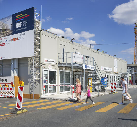 Das Interims-Reisezentrum der Deutschen Bahn in Paderborn stellt die Kundenbetreuung während der Bauzeit sicher
