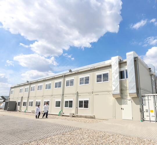 Spezial-Laborcontaineranlage von ELA Container für UPM Biochemicals