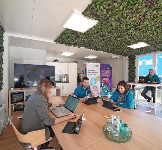 Aufenthaltscontainer mit Küche und Schreibtisch