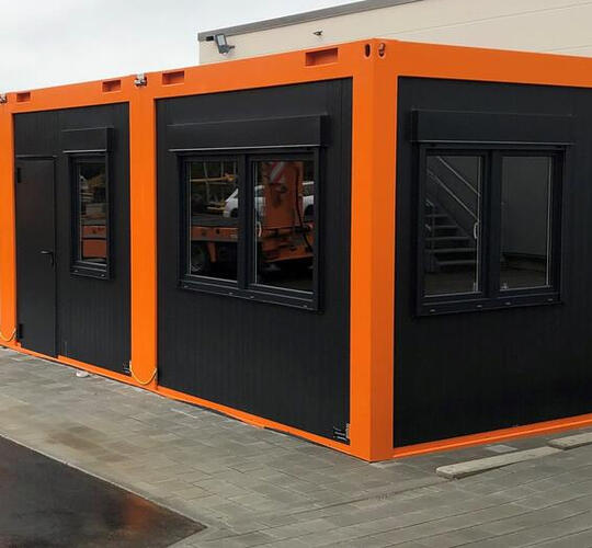 Individueller Umkleidecontainer in Schwarz und Orange