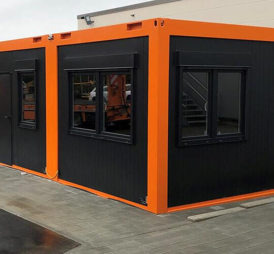Individueller Aufenthaltscontainer in Schwarz und Orange