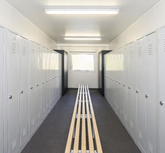Umkleidecontainer mit Sitzbänken und Spinden