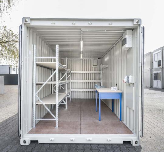 Lagercontainer mit Regalen und Tisch