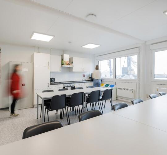 Aufenthaltscontainer mit Küche und Tischen