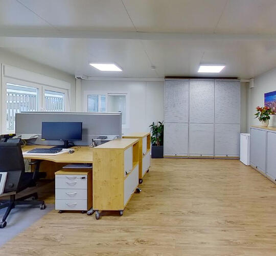 ELA Bürocontainer mit Schreibtischen