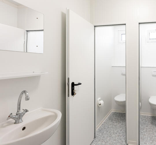 Innenansicht Sanitärcontainer mit Toiletten und Waschbecken