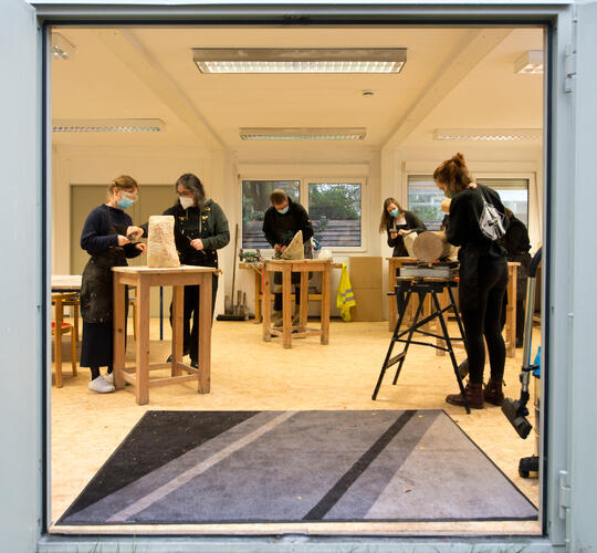 Künstler arbeiten im ELA Container-Atelier an ihren Werken