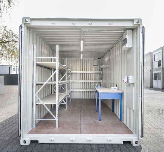 Container-mit-offenen-Türen-und-Blick-ins-Innere