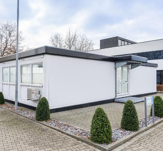 Containeranlage von außen in schwarz-weiß