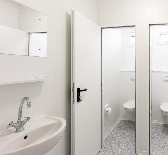 Sanitärcontainer-von-innen-mit-blick-auf-2wcs