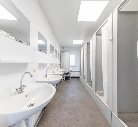 Sanitärcontainer zur Miete mit Duschen und Waschbecken