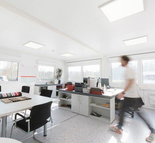 Bürocontainer von Innen mit Mobiliar
