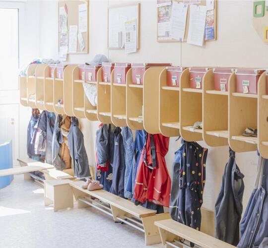 Garderobe für Grundschulkinder im Container