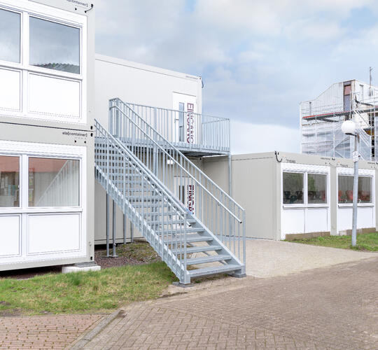 Containeranlage außenansicht mit Treppe