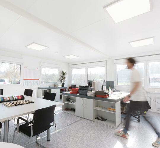 Bürocontainer von Innen mit Mobiliar