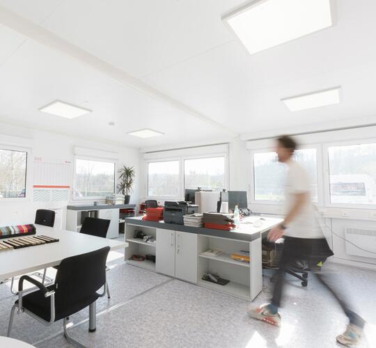 Bürocontainer von Innen mit Mobiliar