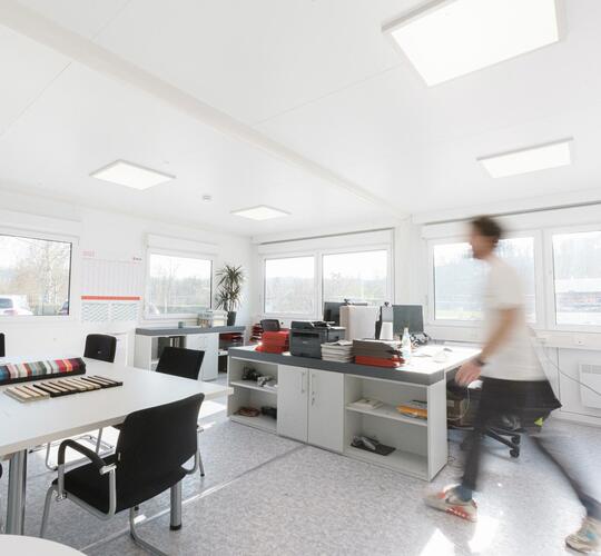 Bürocontainer von Innen mit Mobiliar