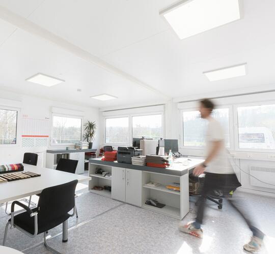 Bürocontainer von Innen mit Mobiliar