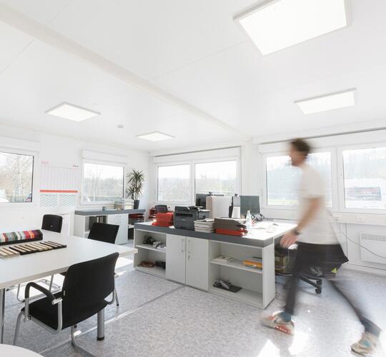 Bürocontainer von Innen mit Mobiliar