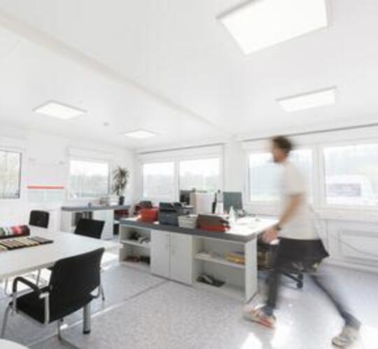 Bürocontainer von Innen mit Mobiliar