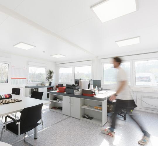 Bürocontainer von Innen mit Mobiliar