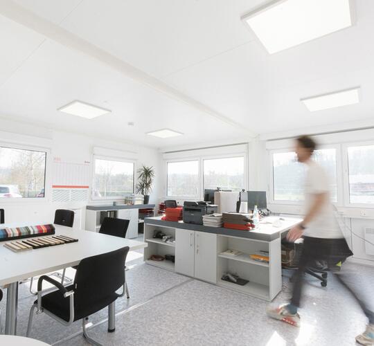 Bürocontainer von Innen mit Mobiliar