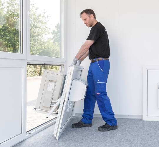 ELA Service tauscht den Wechselrahmen aus