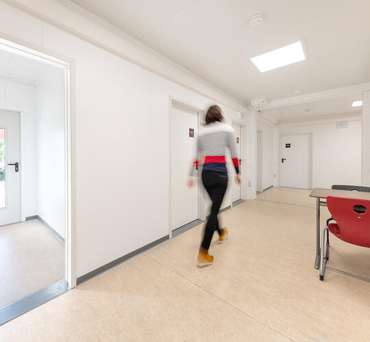 Innenansicht Flurystem Schulcontainer mit Menschen - ELA Container