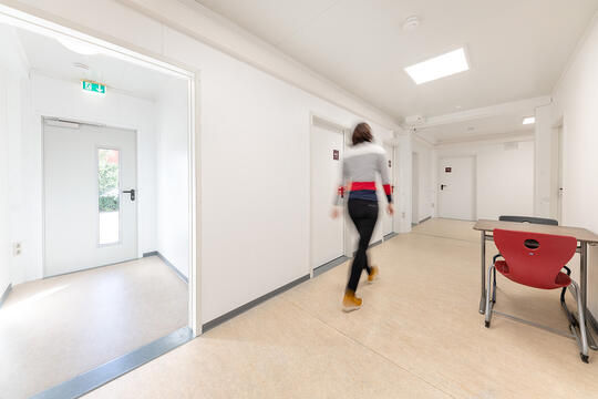 Innenansicht Flurystem Schulcontainer mit Menschen - ELA Container