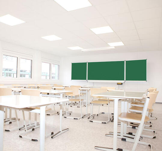 Innenansicht Klassenzimmer mit Tafel in einem Container