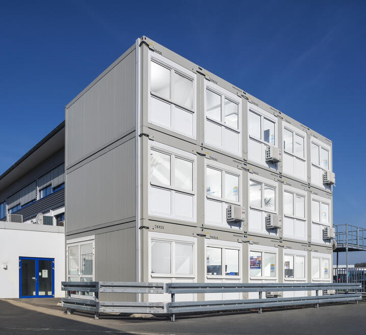 ELA Bürocontaineranlage Cargobull Parts & Services GmbH ELA Container - Bürocontaineranlage Cargobull Parts & Services GmbH schräge Frontansicht links