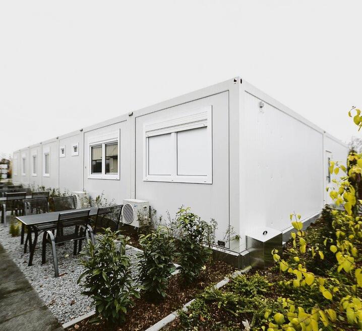 ELA Bürocontainer bei der ArdaghGroup in Rheinland-Pfalz ELA Container - Bürocontaineranlage Frontseite mit Terasse