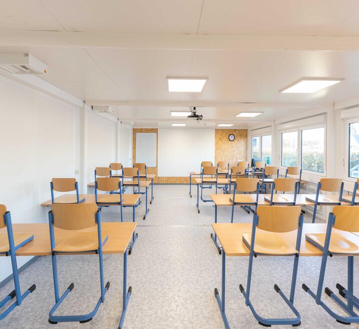 Heller, geräumiger Klassenraum aus Containern
