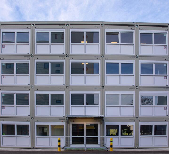 Vierstöckige ELA Containeranlage