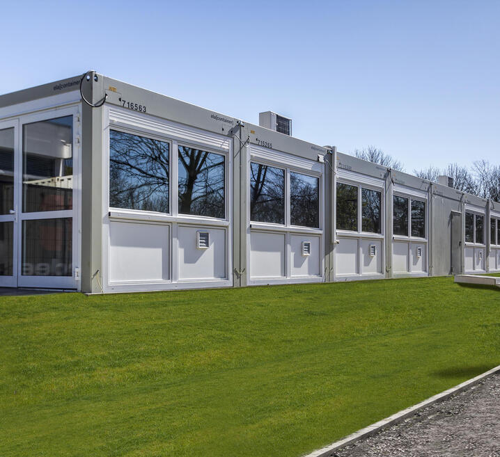 Schwimmbadanbau aus ELA Containern